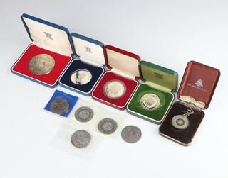 A silver commemorative medallion for the Queen's Silver Jubilee 1977 6cm cased, a ditto 4 1/2cm cased, a floral silver pendant and 6 commemorative crowns weighable silver 196 grams