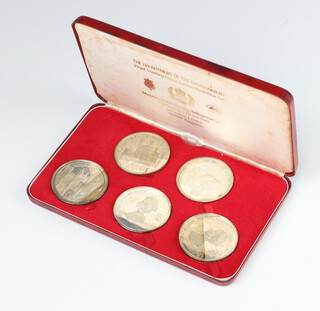 A cased set of 5 silver Jubilee medallions 1977, 228 grams 