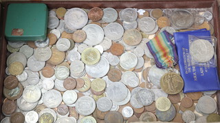 A large quantity of world coins