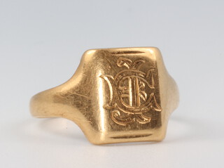 A gentleman's 18ct yellow gold signet ring size O, 5 grams 