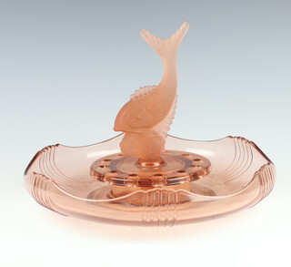 An Art Deco pink glass flower display surmounted by a fish 20cm 