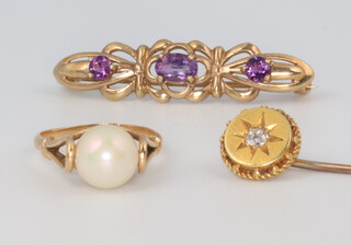A 9ct yellow gold amethyst bar brooch, a pearl ring and a tie pin, gross weight 8.2 grams 