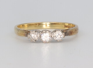 An 18ct yellow gold 3 stone diamond ring approx. 0.25ct, size N 