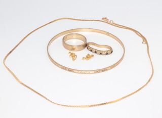 A 9ct yellow gold bangle, a wedding band, a necklace 45cm, together with a squashed gem set ring, 14 grams gross