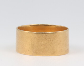 An 18ct yellow gold wedding band, size S, 7 grams 