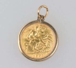 A half sovereign 1907 in a 9ct yellow gold mount, the mount 1.1 gram 
