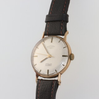 A gentleman's 9ct yellow gold Rotary wristwatch contained in a 30mm case with leather strap 