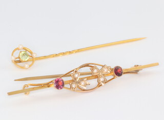 An Edwardian yellow metal peridot and seed pearl tie pin, a yellow metal garnet and seed pearl bar brooch 