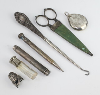 An Edwardian silver mounted button hook, a propelling pencil and 5 other items 