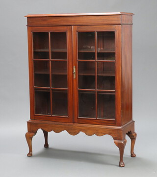 An Edwardian mahogany bookcase fitted adjustable shelves enclosed by astragal glazed panelled doors, raised on cabriole supports 125cm h x 87cm w x 33cm d  