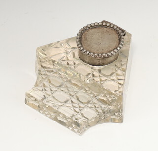 An Edwardian silver mounted cut glass triangular inkwell with pen scoop, London 1908, 9cm 
