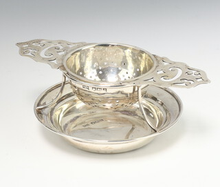 A silver tea strainer on stand Sheffield 1921, 88 grams 