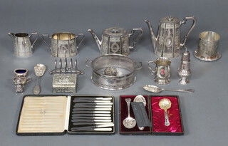 A pair of cased silver plated berry spoons, a silver repousse mustard holder and minor plated wares 
