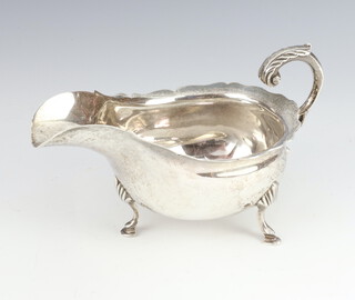 An Edwardian silver sauce boat with S scroll handle and hoof feet Birmingham 1904, 149 grams 