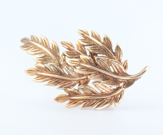 A 9ct yellow gold leaf brooch, 9.1 grams 