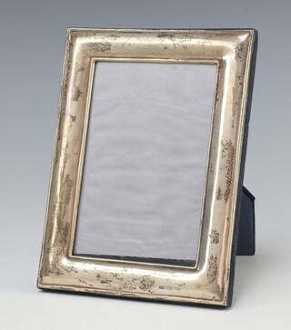 An Irish silver rectangular photograph frame 16.5cm x 12.5cm Dublin 1998