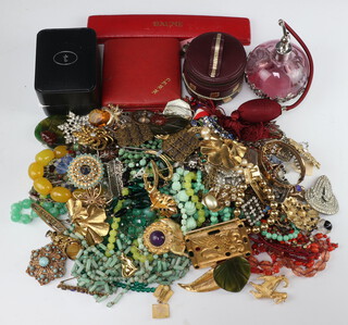 A quantity of vintage costume jewellery 