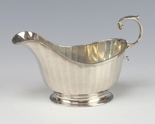 An Art Deco silver sauce boat with S scroll handle Birmingham 1933, 138 grams 