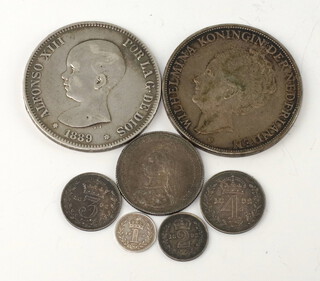 An 1899 Spanish 5 pesetas, a 1929 Netherlands 2 1/2 guilder coin, a Victorian 1887 shilling, a Victorian 1892 Maundy set comprising fourpence, thruppence and tuppence and a Elizabeth II 1964 Maundy penny 