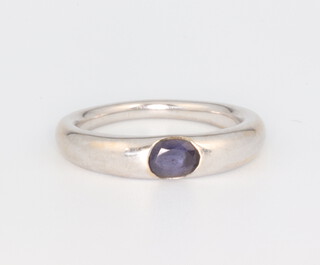 A white metal stamped 750 amethyst ring, size  O 1/2