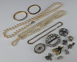 A Victorian gilt hardstone brooch and minor costume jewellery 