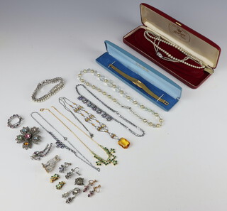 An Art Deco glass necklace and minor costume jewellery 
