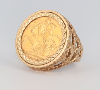 A 1906 sovereign contained in a 9ct, 8 gram shank, size S  