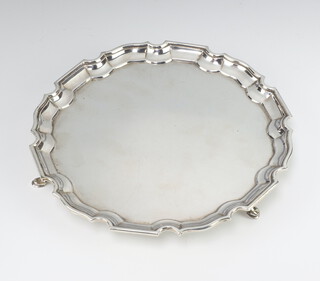 A silver salver with pie crust rim, London 1928, 20cm, 334 grams 