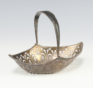 An Edwardian silver boat shaped pierced basket with swing handle, Chester 1909, 16cm, 100 grams 