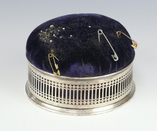 An Edwardian circular silver pin cushion box with pierced rim, London 1906, 11cm 