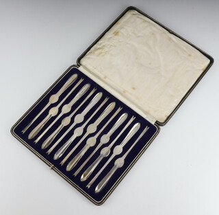 A set of 12 Art Deco silver lobster picks, London 1933, maker Robert Pringle and Sons, 331 grams, contained in original fitted case 