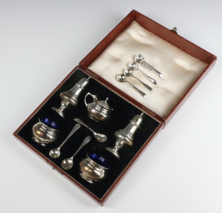 A 5 piece silver condiment set with 4 spoons, Birmingham 1945 and 1946, 119 grams, in a fitted case 