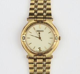 A gentleman's gilt Gucci calendar wristwatch with extra link, original box and international warranty 