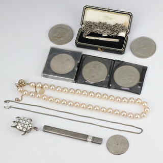 A strand of imitation pearls with silver gilt clasp and minor costume jewellery