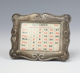 An Edwardian silver table top desk calendar with scroll frame decoration Birmingham 1908, 12cm 