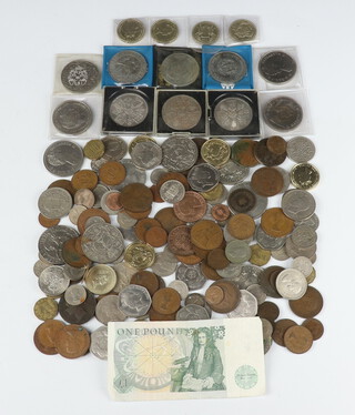 A collection of minor commemorative crowns and coins 