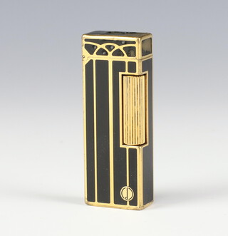 A gentleman's Dunhill enamelled cigarette lighter 