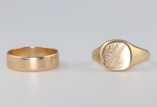 A gentleman's 9ct yellow gold signet ring, size R 1/2, ditto wedding band Q 1/2, 9.4 grams 