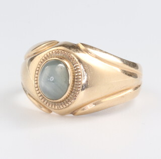 A gentleman's yellow metal 10k moonstone signet ring 6.5 grams, size N 1/2