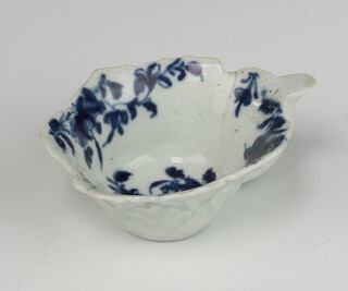 An 18th Century English blue and white leaf shaped pickle dish 10cm 