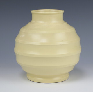 A Wedgwood Keith Murray cream bulbous vase with ribbed decoration, printed mark 15.5cm 