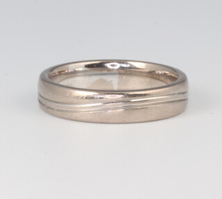 An 18ct white gold wedding band 5.1 grams, size K 