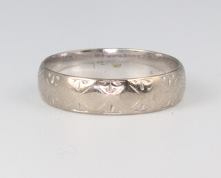 An 18ct white gold wedding band, 3 grams, size K 1/2