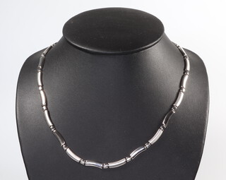 A contemporary white metal 375 necklace, 44cm 