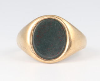 A gentleman's yellow metal hardstone signet ring 5.9 grams, size P 