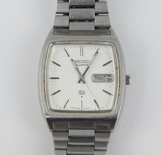 A gentleman's vintage steel cased Seiko quartz day date wristwatch on a ditto bracelet contained in a 30mm case on a ditto bracelet, the case numbered 703906 the dial numbered 7546