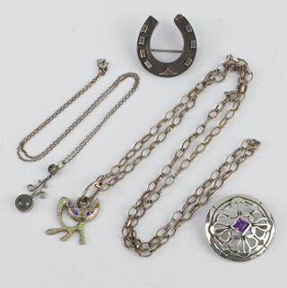 A white metal horseshoe brooch and minor silver jewellery, gross weight 25 grams 