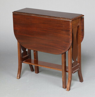 An Edwardian mahogany Sutherland table raised on outswept supports 60cm h x 60cm w x 19cm d 