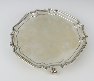 An Edwardian silver card tray with Chippendale rim on scroll feet London 1908, 456 grams, 21cm 