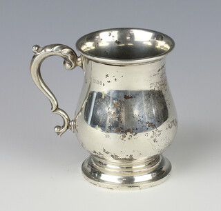 A silver baluster mug with S scroll handle London 1921, 134 grams, 9.5cm 